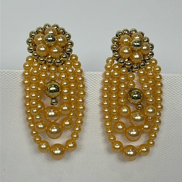 Vintage Faux Pearl Beaded Gold Tone Cluster 3 Strand Clip On Earrings OS - Picture 1 of 7